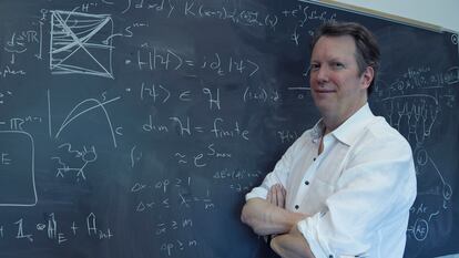 Sean M. Carroll posa ante una pizarra llena de fórmulas en su despacho de la Universidad Johns Hopkins, en mayo pasado, en Baltimore.