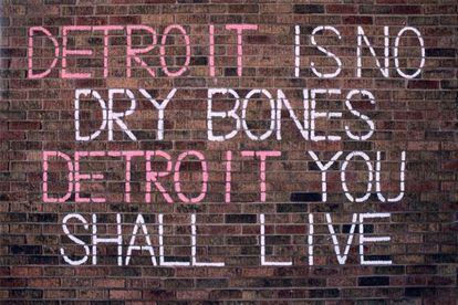 “Detroit no es hueso desnudo”, declara una pintada en un muro de la ciudad.