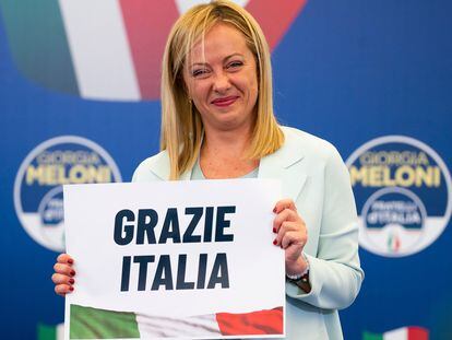 La líder del partido ultraderechista Hermanos de Italia, Giorgia Meloni, celebra su victoria, este lunes.