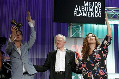 Los hijos del fallecido Enrique Morente miran al cielo tras recoger el galardón a Mejor Álbum de Flamenco otorgado a Morente a título póstumo.