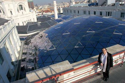 El arquitecto Francisco Rodríguez Partearroyo, del estudio Arquimática, frente a la bóveda de vidrio que cubre el antiguo patio de coches del Palacio de Cibeles.