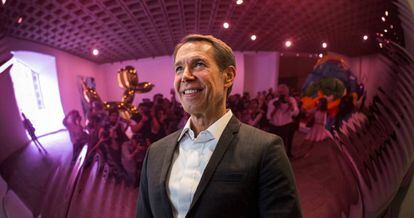 El artista Jeff Koons, junto a su obra &#039;Moon (Light Pink)&#039;, en 2014 en Nueva York.