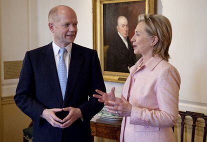 El nuevo ministro de Exteriores británico, William Hague, habla con la secretaria de Estado, Hillary Clinton.