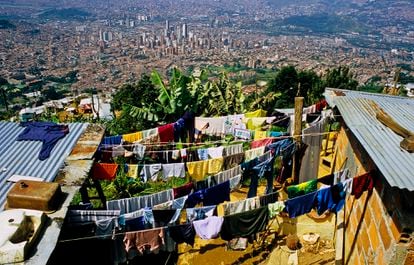 Un asentamiento de desplazados, con la ciudad colombiana de Medellín al fondo.