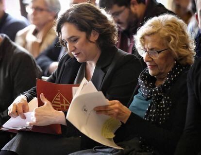 Las alcaldesas de Madrid y Barcelona, Manuela Carmena y Ada Colau en Madrid en marzo.