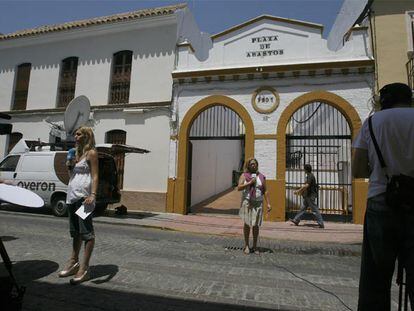 Entrada del mercado de El Viso del Alcor donde asesinaron ayer a un vigilante de seguridad.