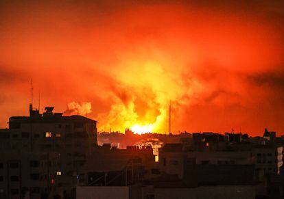 Nubes de humo sobre diferentes puntos de Gaza durante los bombardeos israelíes en la madrugada del sábado.