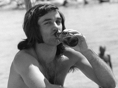 George Best bebe una cerveza en una playa de Marbella en 1972.