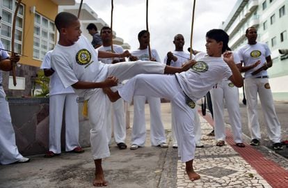 Niños pequeños realizan el arte marcial brasileño de Capoeira
