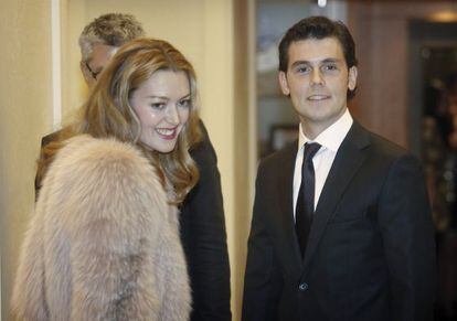 Marta Ortega, heredera del 'imperio' Inditex e hija de Amancio Ortega, y Sergio Álvarez Moya, a su entrada ayer al Hotel Finisterre de A Coruña.