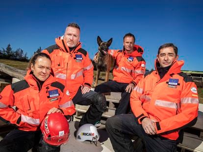 Desde la izquierda, Ester Armela, Raúl Loro, Juan Carlos Galán y Fernando Granizo, junto a la perra de rescate 'Uma', miembros del equipo Ericam en la sede de la organización en Las Rozas (Madrid).
