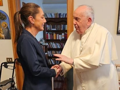 Claudia Sheinbaum y el papa Francisco, este jueves en Ciudad del Vaticano, en una imagen compartida por la candidata en redes sociales.