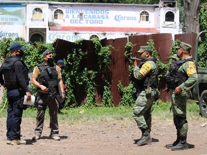 Policía estatal y el ejército  custodian el bar donde este fin de semana fueron asesinadas al menos 11 personas.