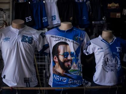Un comercio en El Salvador que ofrece camisetas con la imagen del presidente Nayib Bukele.