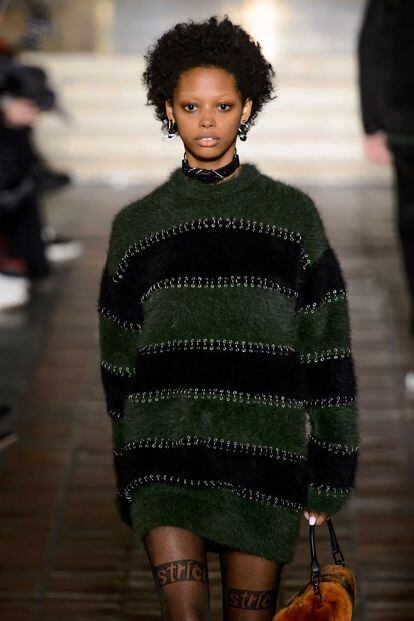 Alexander Wang apuesta fuerte por la idea en su colección otoño-invierno 2016/2017 y llena de 'piercings' los jerseys de lana, los vestidos y las chaquetas.