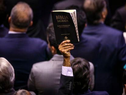 Un diputado favorable a Bolsonaro levanta una Biblia en el Congreso Nacional de Brasil, en 2019.