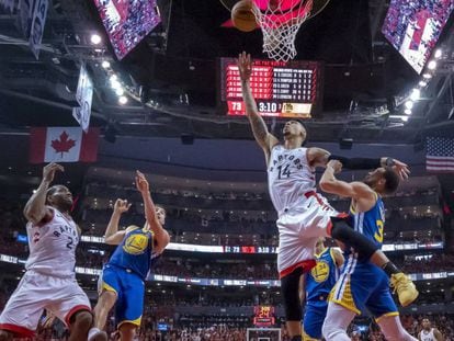 Los Toronto Raptors y los Golden State Warriors, durante el quinto juego de la final de la NBA de baloncesto 2019.