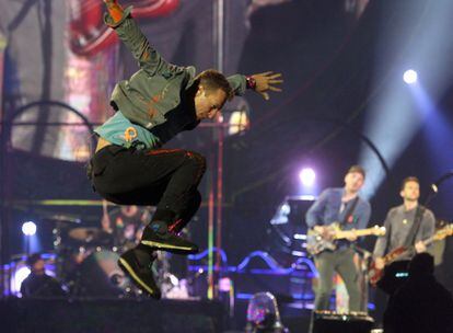 Los saltos seña de identidad de Chris Martin sobre el escenario.