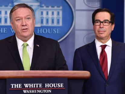 Mike Pompeo, a la izquierda, y Steven Mnuchin, en la rueda de prensa, este viernes en la Casa Blanca. En vídeo, declaraciones de Pompeo y Mnuchin.