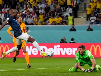 Enner Valencia marca el gol del empate para Ecuador ante Holanda este viernes en el estadio Khalifa International, en Doha.