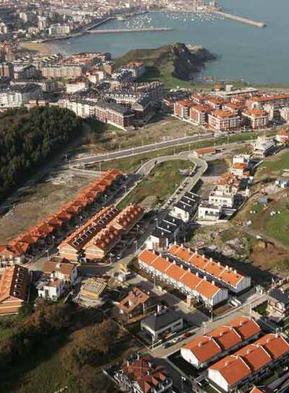 Masificación en Castro Urdiales, pueblo costero que multiplica su población en verano.