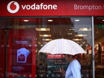 Una persona pasa por delante de una tienda de Vodafone en Londres.