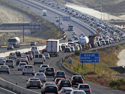 Atasco de tr&aacute;fico al inicio de las vacaciones, una imagen t&iacute;pica en los puentes festivos.