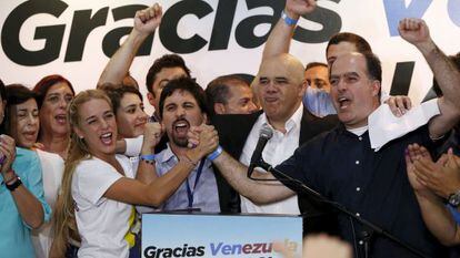 Lilian Tintori, a la izquierda, celebra junto a otros miembros de la MUD la victoria.