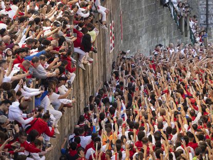 Los corredores entonan el cántico ante la hornacina a San Fermín de la cuesta de Santo Domingo de Pamplona en los momentos previos al segundo encierro de los Sanfermines 2023, ayer sábado.