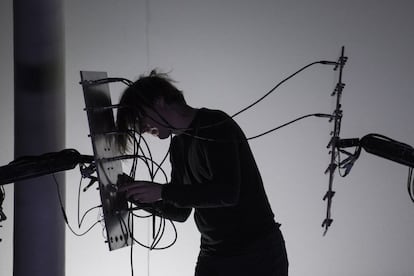 Martin Messier converteix radiofreqüències imperceptibles a la vista i l'oïda en espectacle audiovisual.