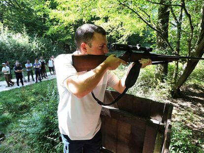 Un cazador recién licenciado realiza una práctica de tiro en Francia la semana pasada.