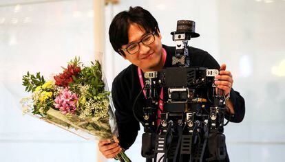 Jaeskik Jeong, junto a 'Robinion', ganador del torneo de robótica y magia en IROS. es el robot ganador del torneo.