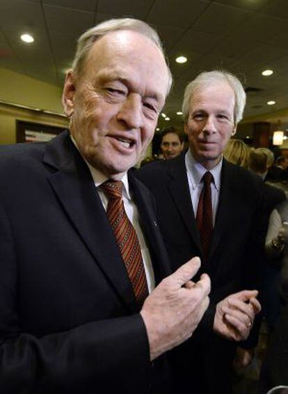 Stéphane Dion (derecha) junto al exprimer ministro canadiense, Jean Chrétien en una imagen de archivo.