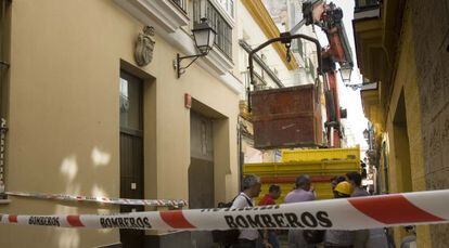 Operarios intervienen en el edificio destrozado en la calle Adolfo de Castro, de Cádiz