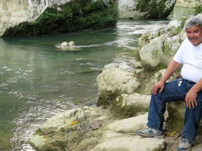 El activista Julio Gonz&aacute;lez en el r&iacute;o Cahab&oacute;n de Guatemala. 