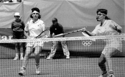 Arantxa Sánchez Vicario y Conchita Martínez, en un momento del partido de dobles que disputaron ante las francesas Demonge y Tauziat, a las que vencieron por 6-2 y 6-4, el 8 de agosto de 1992.