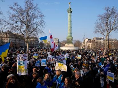 Manifestantes protestan contra la guerra en Ucrania, este sábado en la plaza de La Bastilla de París.
