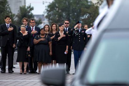 La familia de John McCain observa como se alejan el coche fúnebre con los restos mortales del senador hacia la catedral de Washington.
