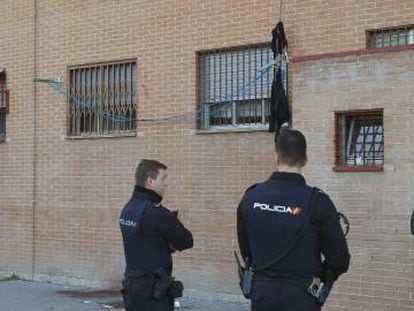 Dos agentes ante el lugar en el que cay&oacute; una mujer herida muy grave en Usera.