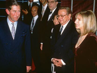 El príncipe Carlos de Inglaterra y Barbra Streisand en abril de 1994 en Londres.