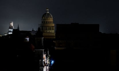 La Habana sin luz tras el paso del huracán, este martes.