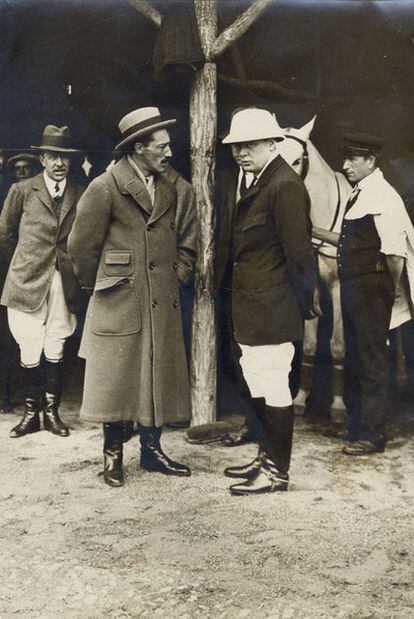 La imagen muestra al entonces ministro de Marina de Inglaterra, lord Winston Churchill, con el duque de Alba antes de disputar un partido de polo en la Casa de Campo, en Madrid. Esta imagen del político, nieto del duque de Marlborough, es de 1914.