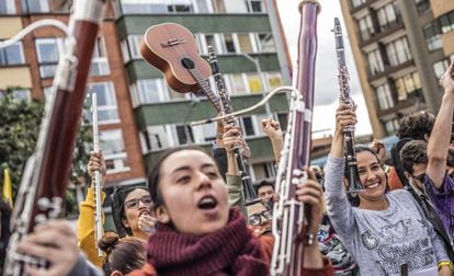Jóvenes músicos durante el Cacerolazo Sinfónico en apoyo al paro nacional de 2019.