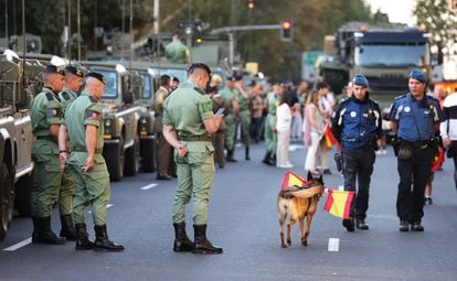 Efectivos del Ejército de Tierra esperan al inicio del desfile en Madrid, este jueves. 