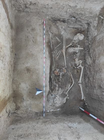 Fosa 20 del cementerio de Alicante. Las está exhumando la asociación Cinco Ojos junto con el Ayuntamiento de Aspe (Alicante) y la Consejería de Calidad Democrática de la Generalitat.