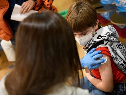 Un niño recibe la vacuna contra la covid, en el Hospital infantil de O'Donnell, en Madrid.