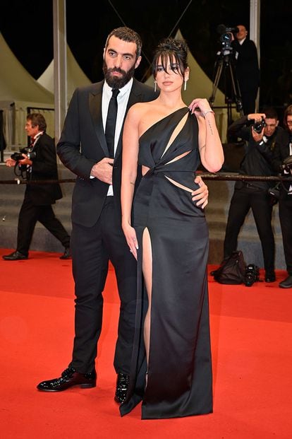 Dua Lipa, junto a su pareja, el director de cine francés Romain Gavras. La cantante lució un vestido negro de Celine.