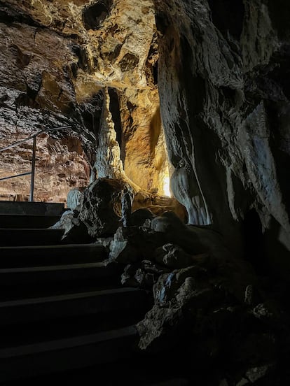 Javoricko (República Checa). “Cueva encantada”, “Pabellón de las 1.000 espigas” o "Catedral de los titanes” son algunos de los nombres que los descubridores de la gruta de Javoricko, cerca de la localidad de checa de Olomouc, pusieron a las salas de este palacio subterráneo de tremendas estalagmitas y estalactitas que parecen desafiar la fuerza de la gravedad en bóvedas de hasta 20 metros de altura. Bajo el tramo visitable se extiende un laberinto de galerías del que solo se ha explorado una pequeña parte.