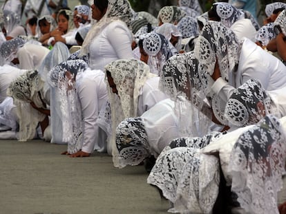 Mujeres fieles de la congregación participan en la celebración de la santa cena.