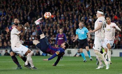 Messi remata de xilena en el duel contra el United al Camp Nou.